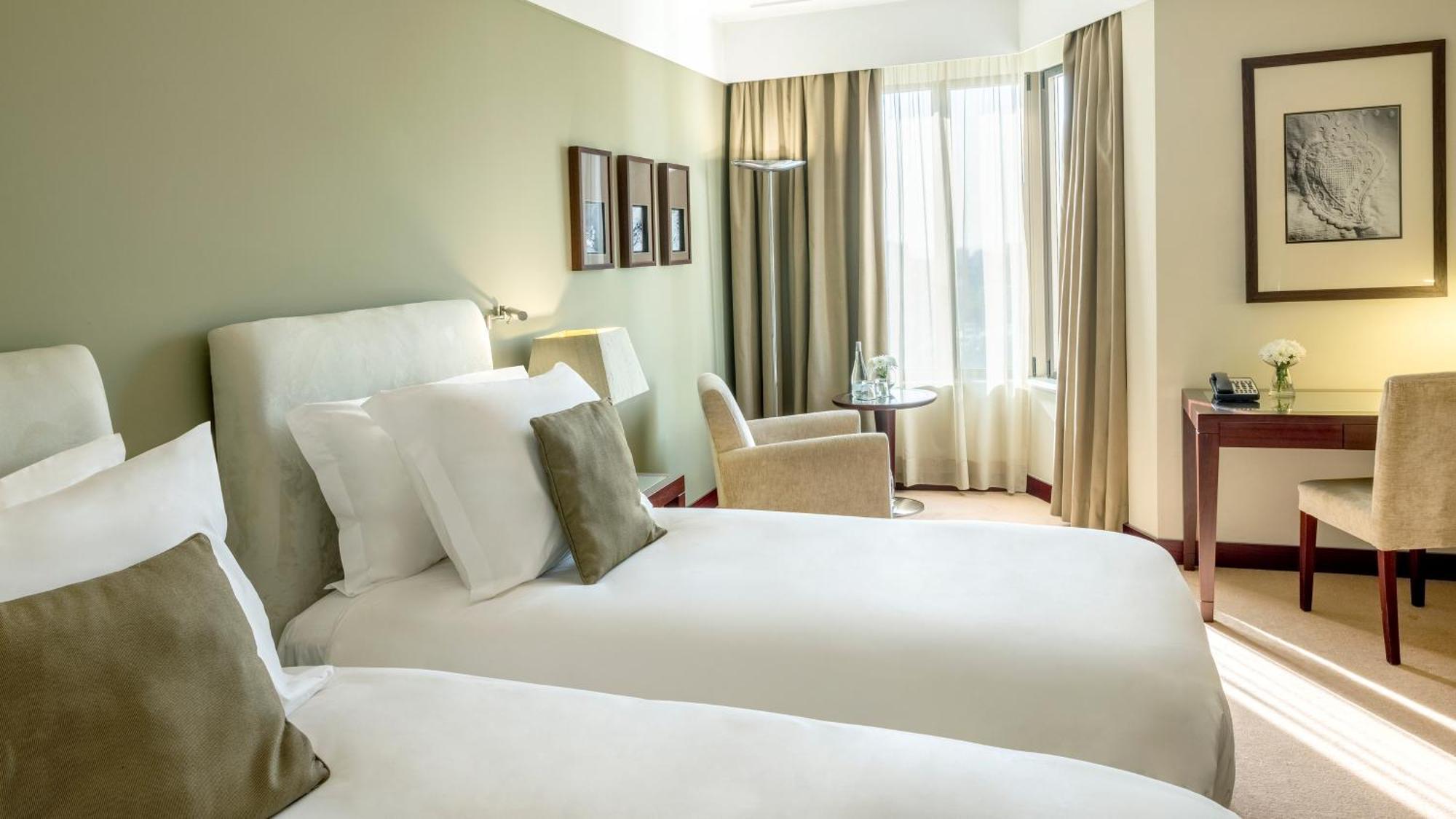 Crowne Plaza Porto, an IHG Hotel Esterno foto A typical room at the hotel