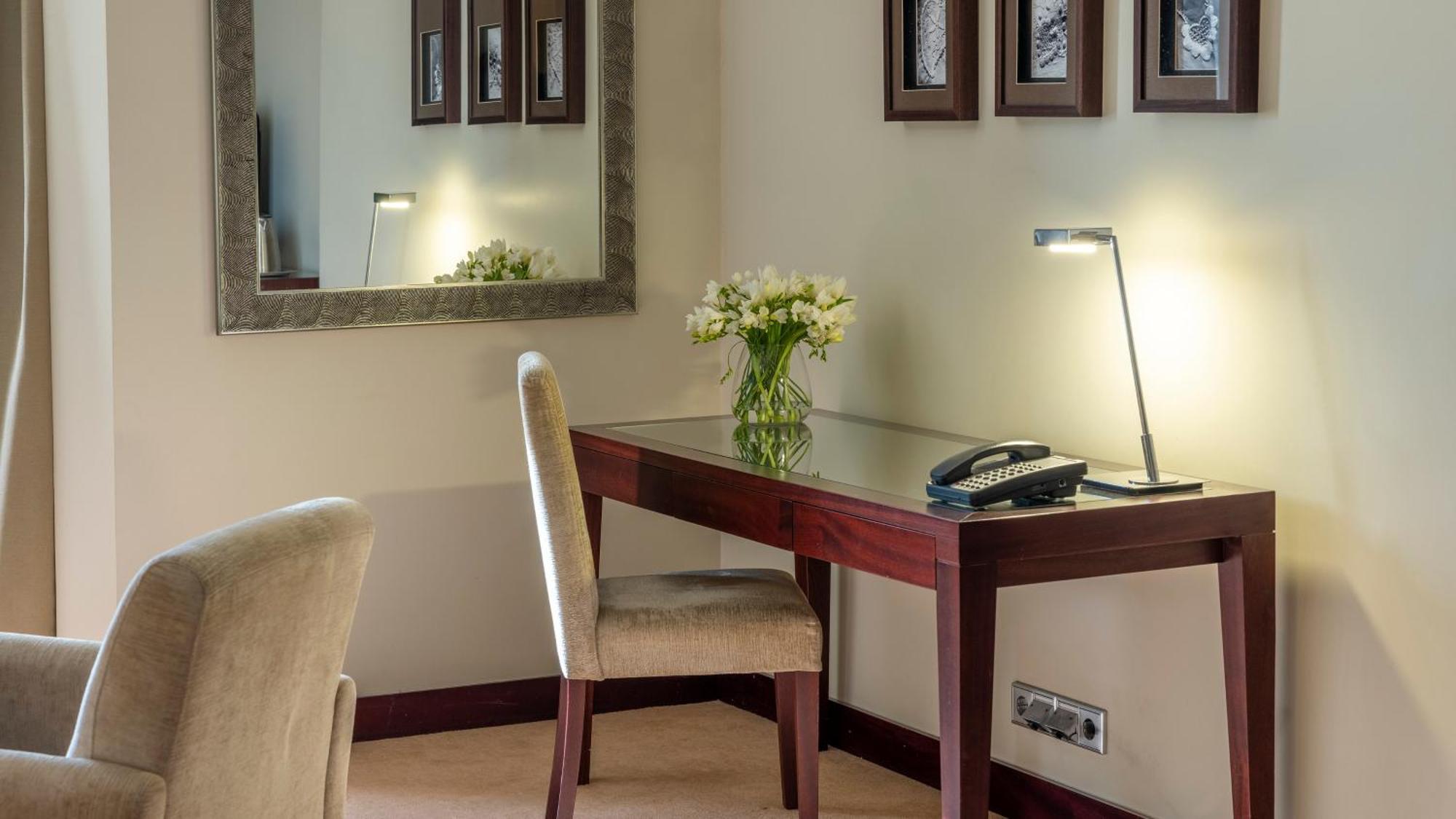 Crowne Plaza Porto, an IHG Hotel Esterno foto A desk with a telephone and a lamp