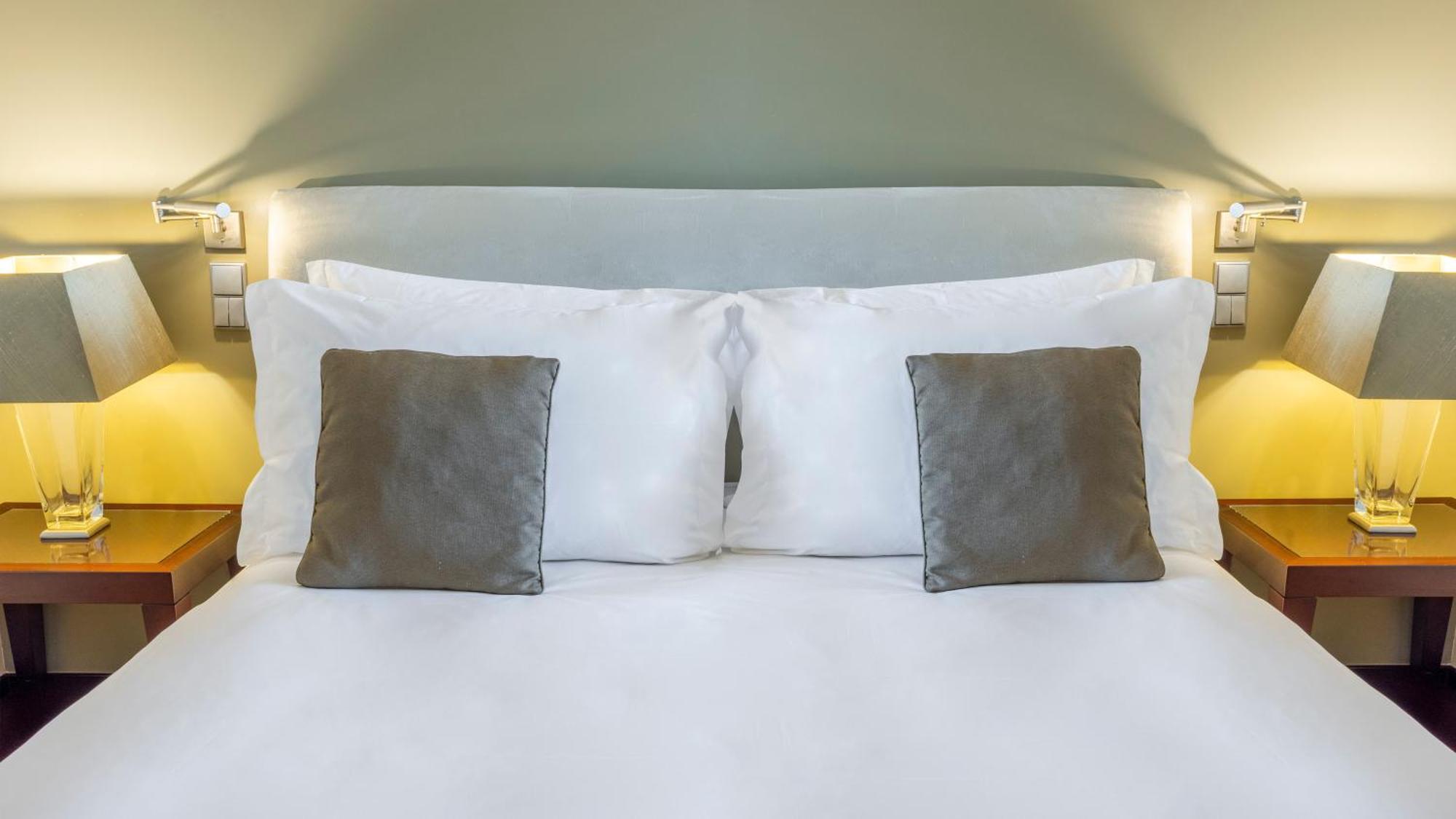 Crowne Plaza Porto, an IHG Hotel Esterno foto A bed with cushions