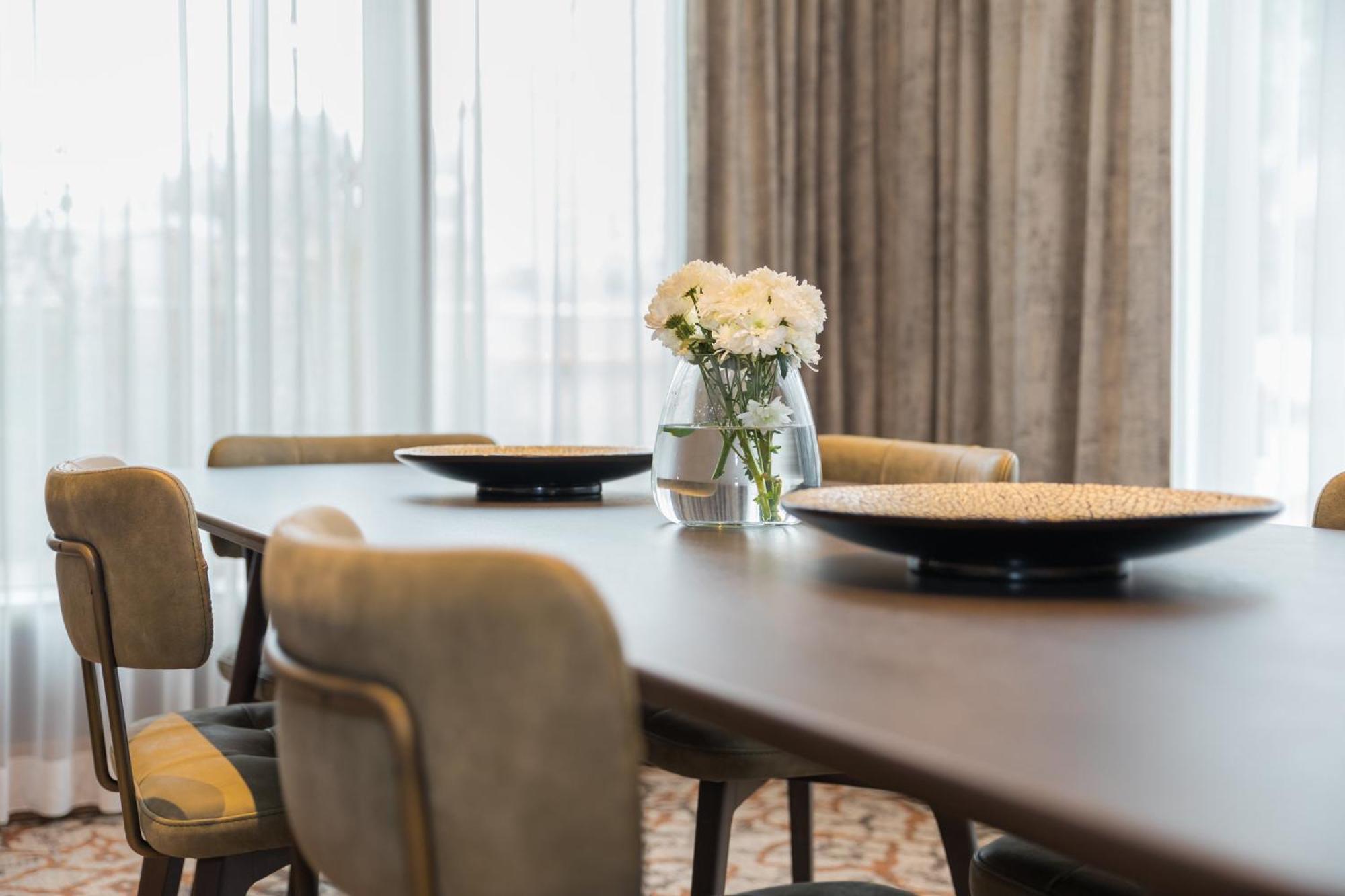 Crowne Plaza Porto, an IHG Hotel Esterno foto A dining room table with a vase of flowers