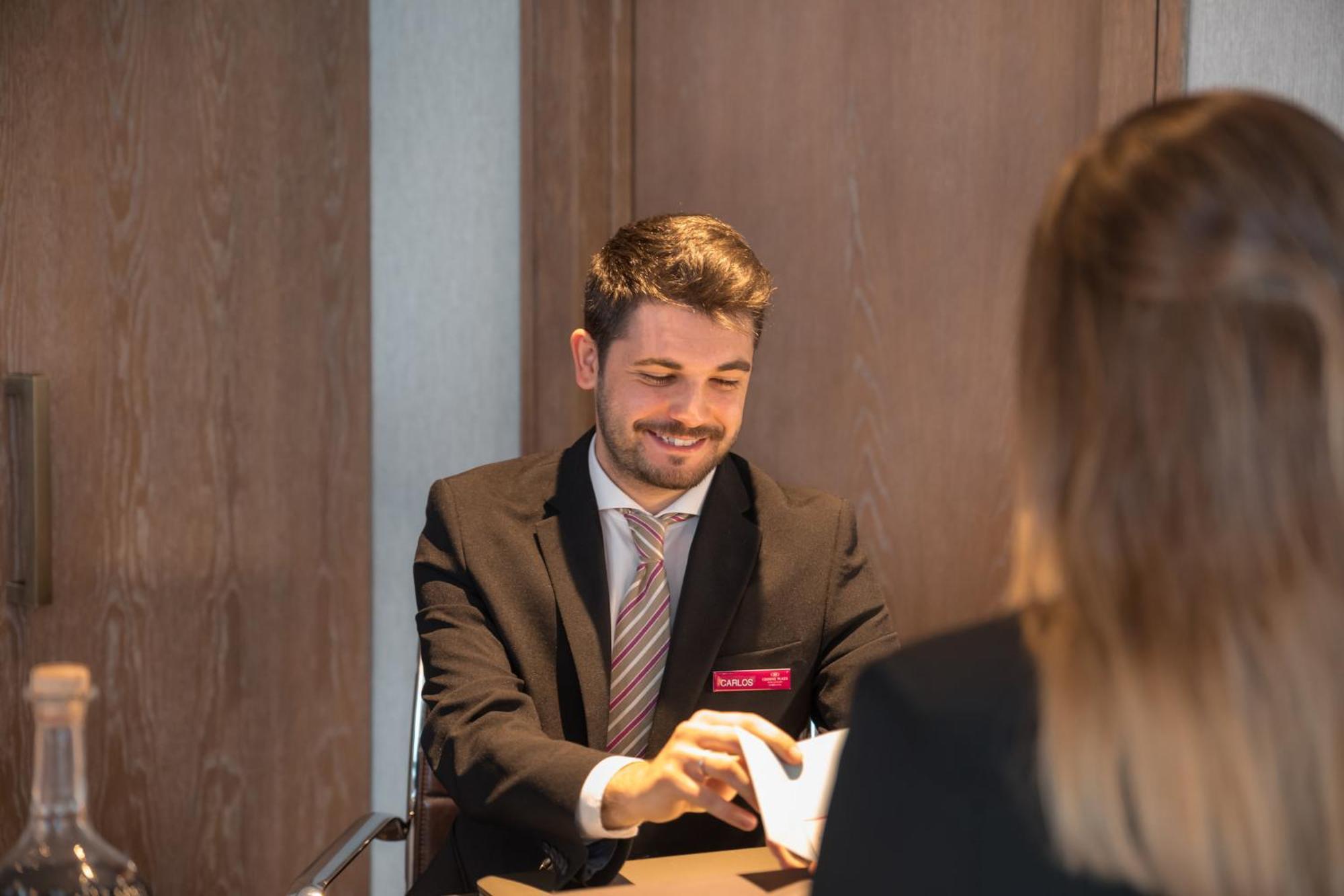 Crowne Plaza Porto, an IHG Hotel Esterno foto A hotel manager