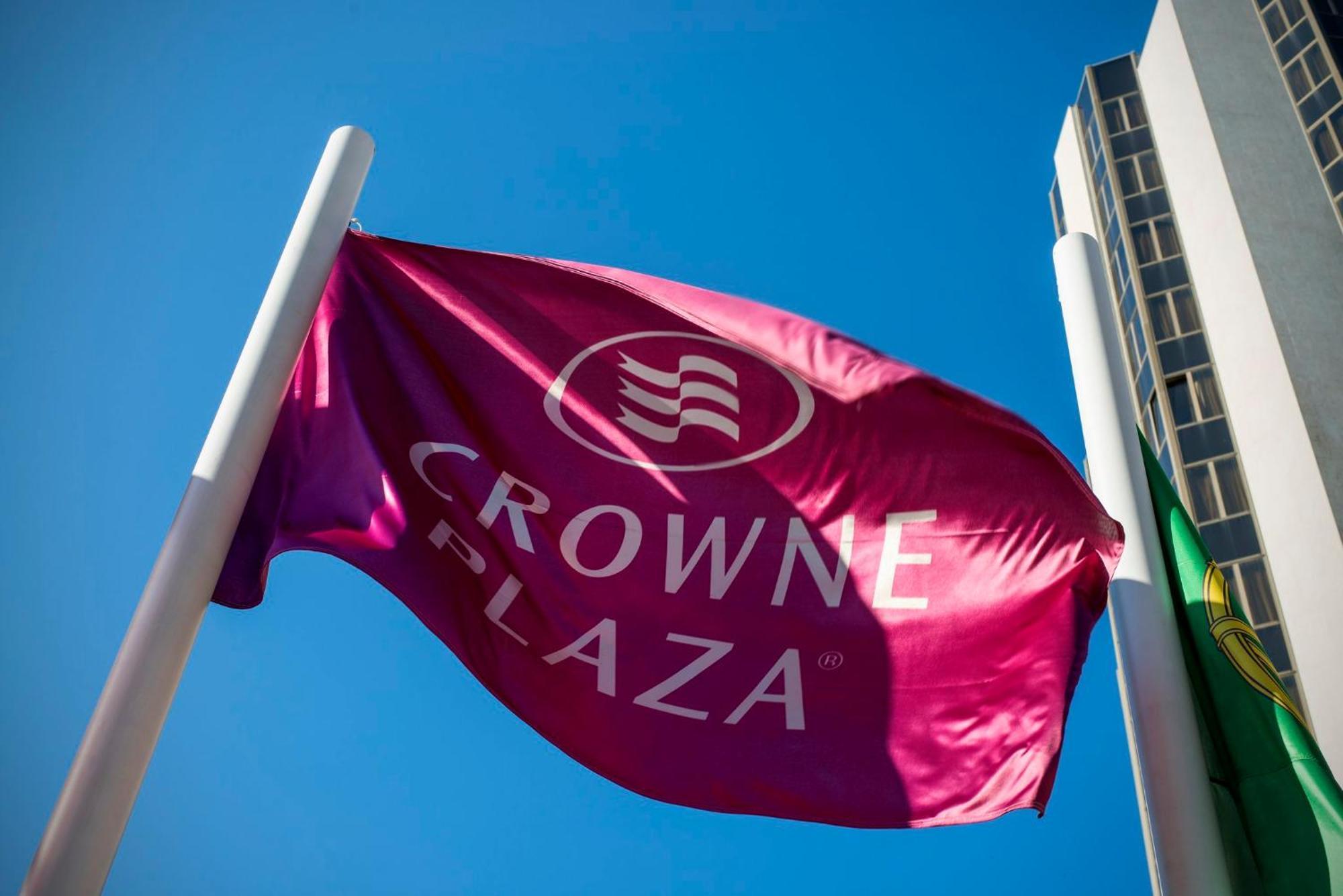 Crowne Plaza Porto, an IHG Hotel Esterno foto Crown Plaza flag