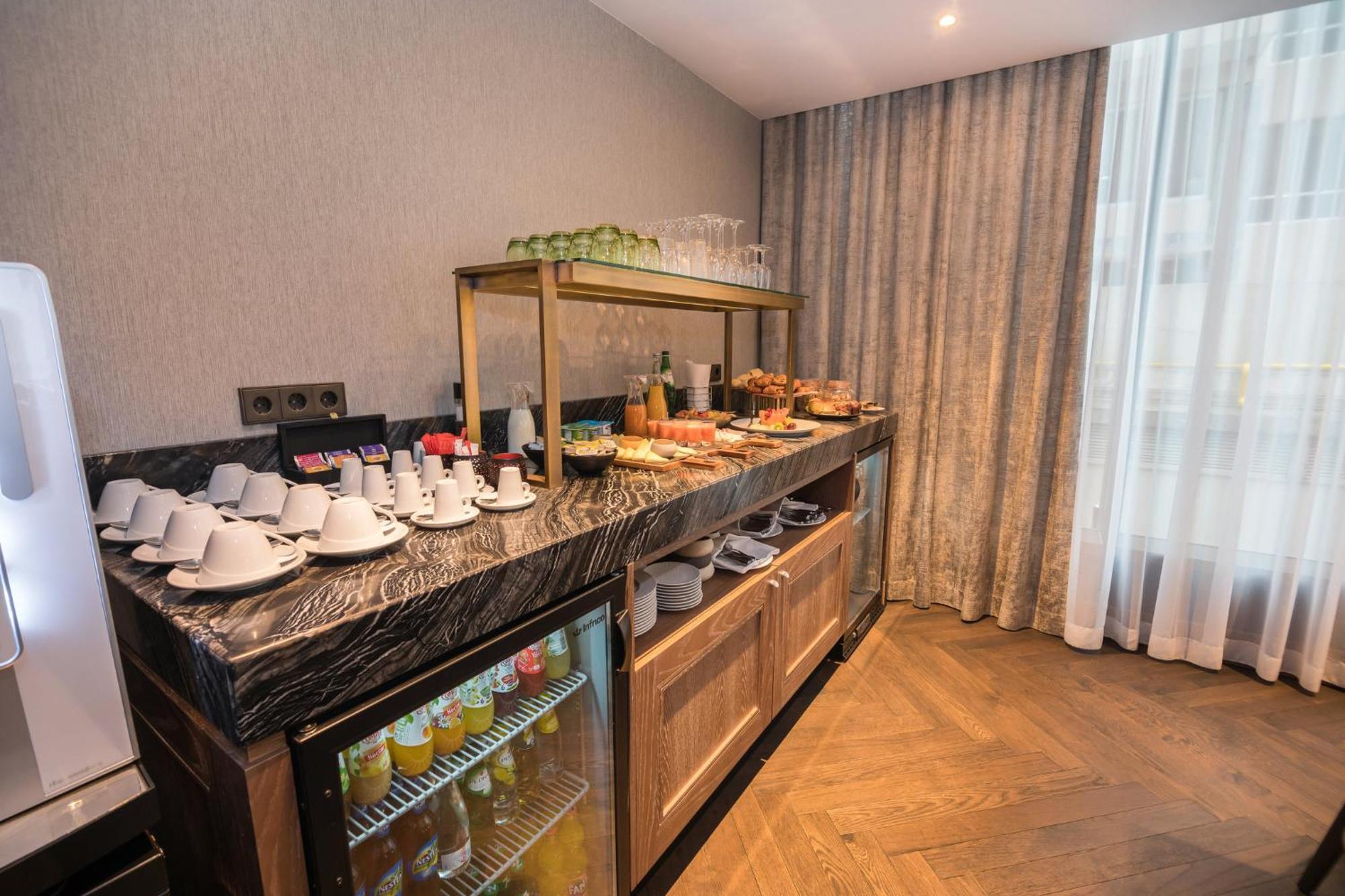 Crowne Plaza Porto, an IHG Hotel Esterno foto The buffet at the lounge