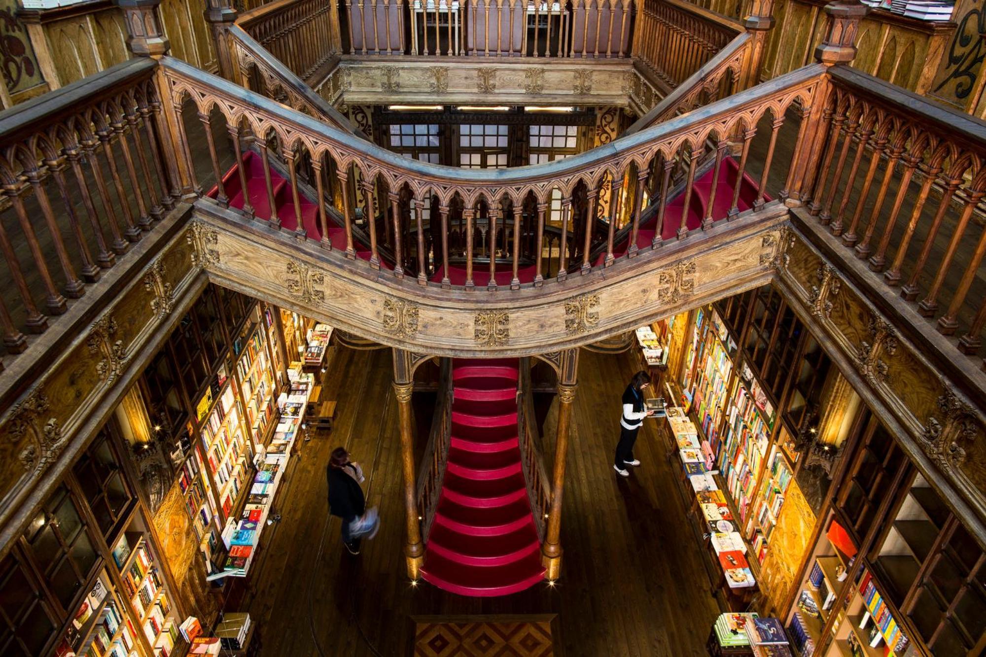 Crowne Plaza Porto, an IHG Hotel Esterno foto The interior of the bookstore