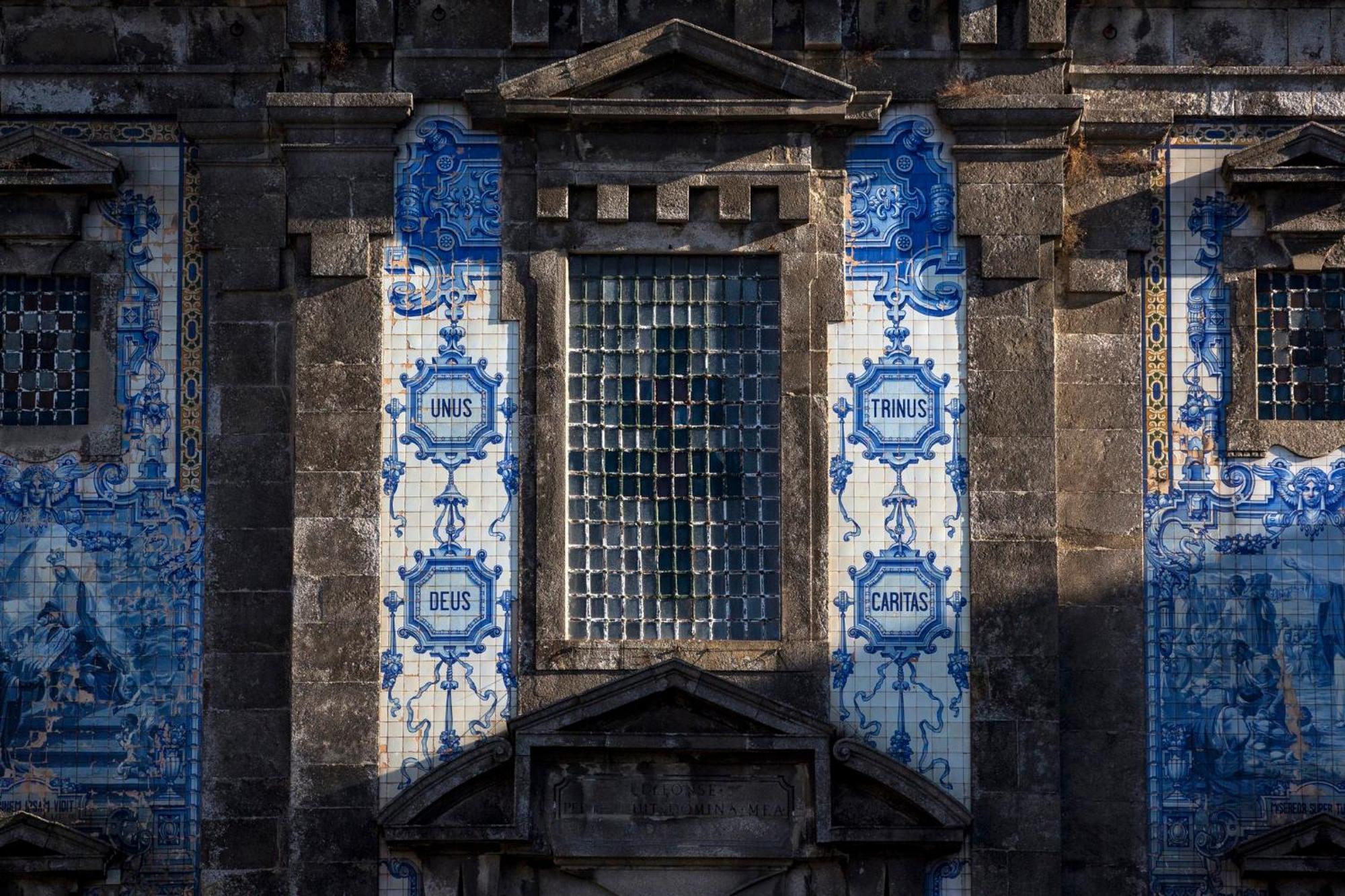 Crowne Plaza Porto, an IHG Hotel Esterno foto Azulejos in the facade of the church of São Francisco, in Coimbra, Portugal