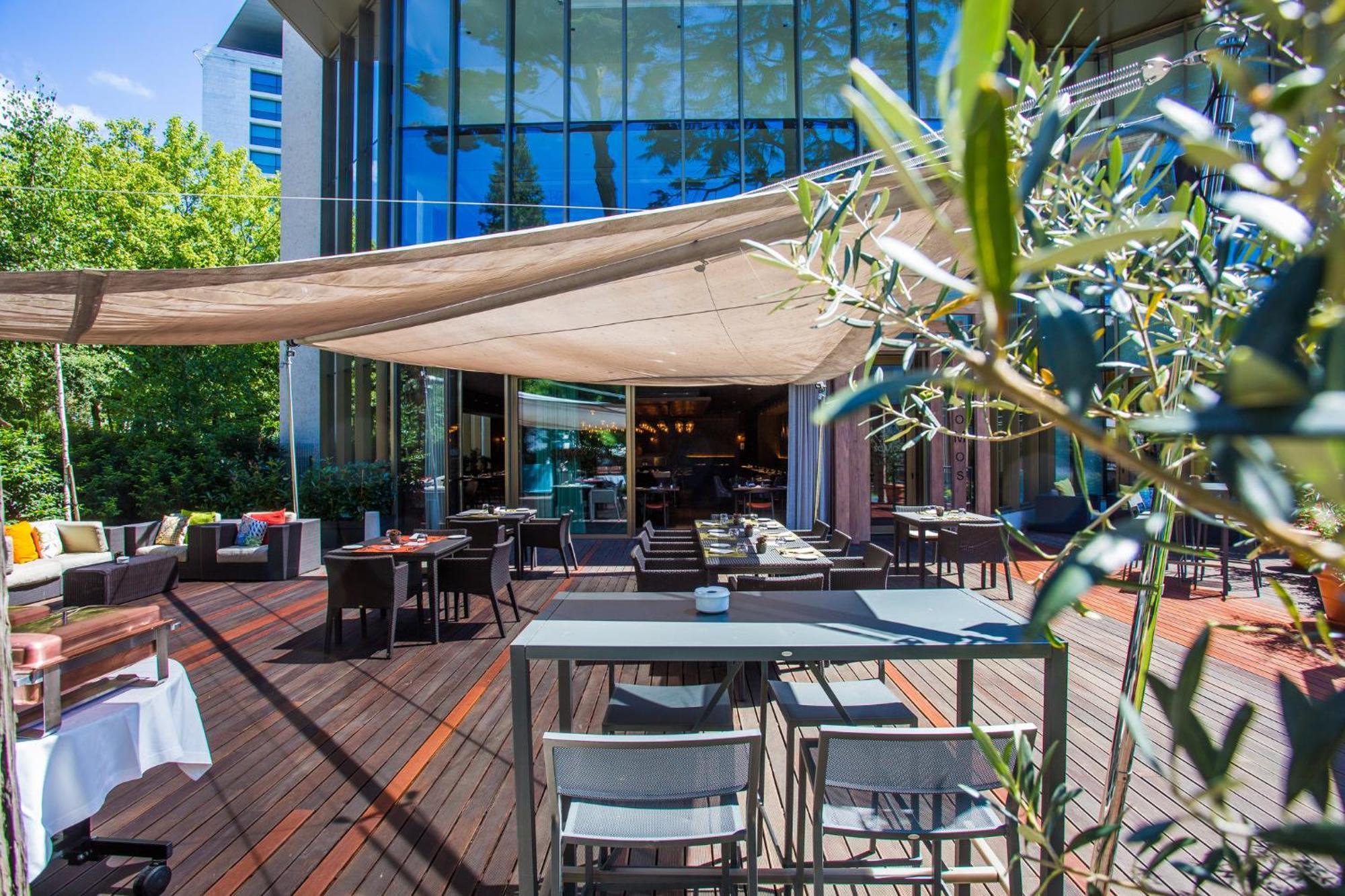 Crowne Plaza Porto, an IHG Hotel Esterno foto The terrace of the restaurant